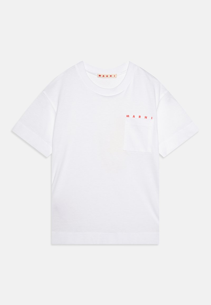 Camiseta de algodón blanca con cuello redondo, mangas cortas, bolsillo en el lado izquierdo del pecho y la palabra "MARNI" en letras rojas sobre el bolsillo.
