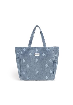 Sac tote en denim bleu avec des motifs d'étoiles clairs, deux bretelles, des poches latérales et une petite étiquette "Brownie" au centre avant.