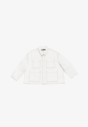 Veste en denim blanc avec un col, fermeture à boutons sur le devant et quatre grandes poches. Présente des coutures contrastées et des manches longues.