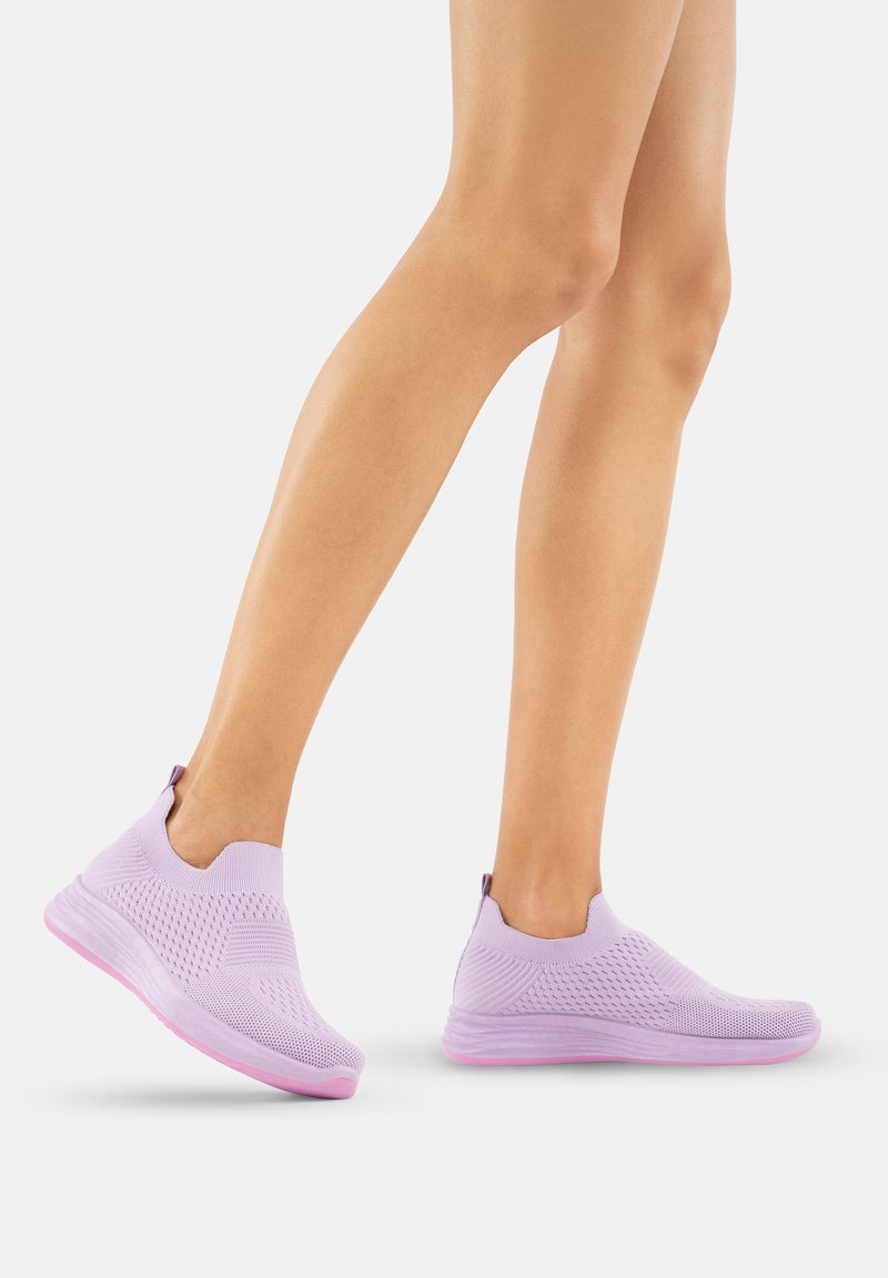 Helllila Sport-Schuhe mit einem gestrickten Obermaterial, strukturierten Mustern, elastischem Kragen und einer pinkfarbenen Gummisohle, die für Komfort und Flexibilität ausgelegt sind.
