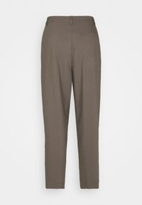Pantalon marron fuselé avec passants pour ceinture et une seule poche passepoilée arrière sur le côté droit, présenté sur un fond blanc.