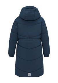 Dunkelblauer Puffermantel mit Kapuze, ausgestattet mit einem Chevron-Muster, elastischen Bündchen und einem Logo-Label am Saum. Weiche, gesteppten Textur.