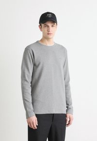 BOSS TEMPESTO - Tops ar garām piedurknēm - light pastel grey