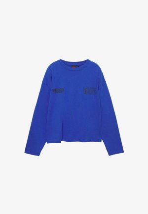 Maglietta a maniche lunghe blu con scollo rotondo, con testo stampato "Stranger Things" e "Classified" in nero. Materiale in cotone morbido.