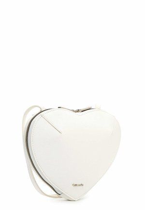 Biała torebka na ramię w kształcie serca z zamkiem błyskawicznym i cienkim paskiem, małe logo marki na przedniej stronie.