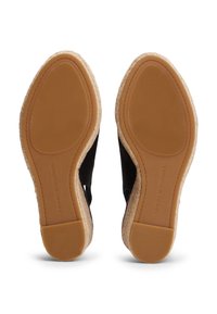 Μαύρα εσπαντρίγιες με πλατφόρμα και σόλα από γιούτα, με υφασμένο ελαστικό πάτο και κυρτό σχήμα. Διαθέτουν λογότυπο στην σόλα.