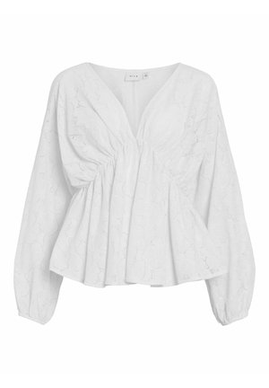 Blusa blanca hecha de tela texturizada con un patrón floral. Cuenta con un escote en V profundo, mangas largas y cintura fruncida para un ajuste relajado.