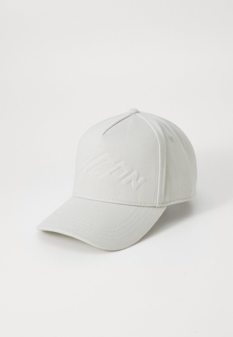 Hvid baseballkasket lavet af tekstureret stof, med et broderet logo foran, buet skygge og seks-panel design med syningsdetaljer.