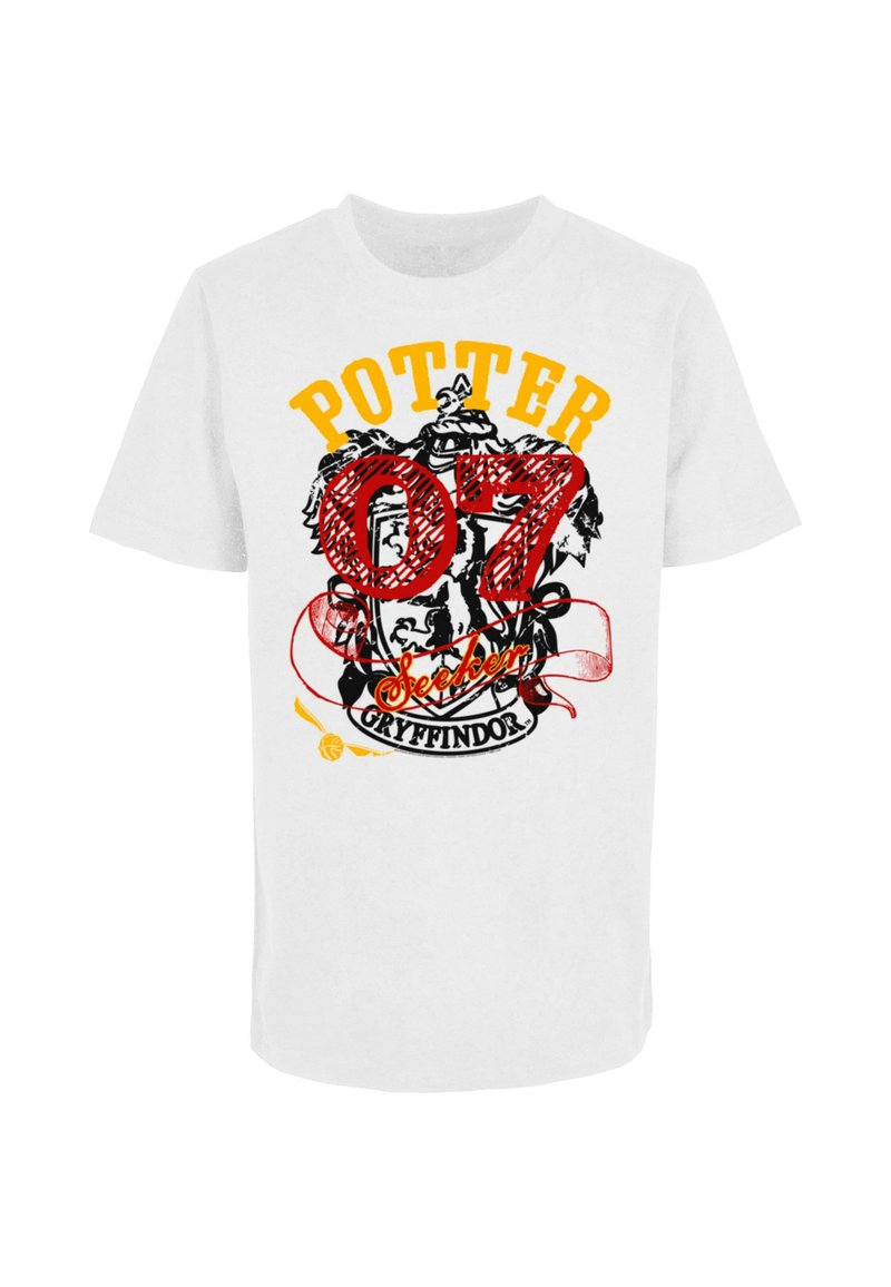 Hvid bomulds T-shirt med iøjnefaldende røde og gule grafikker, der viser "POTTER 07" og "GRYFFINDOR" med illustrationer af en drage og en tryllestav.