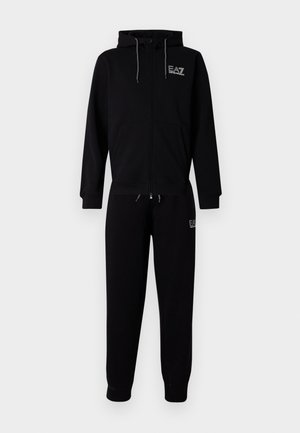 Czarna bluza z kapturem zapinana na suwak i dopasowane spodnie dresowe z logo EA7 Emporio Armani na piersi i udzie.