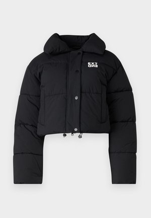 Zkrácená černá péřová bunda s vysokým límcem, zapínáním na patentky a logem. Obsahuje elastické šňůrky v dolním lemu a polstrovanou texturu.