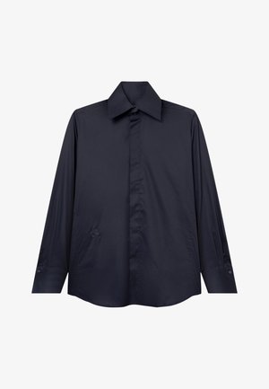 Pitkähihainen musta napitettava paita, jossa on terävä kaulus ja piiloknapit, esitetty valkoisella taustalla.