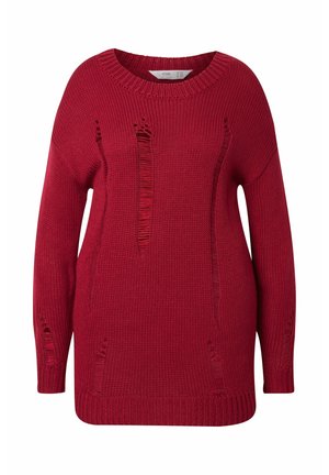Rød strikket sweater med løs pasform, der har lodrette slidsser og ribbet tekstur. Den runde halsudskæring og de lange ærmer forbedrer designet.