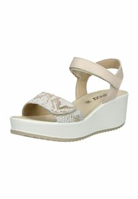 Beige wedge sandály s texturovaným, třpytivým pásem přes prsty a nastavitelnými popruhy kolem kotníku. Bílé platformy s lehkým vzorkem.