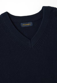 Maglione a maglia blu navy con scollatura a V, caratterizzato da una texture a coste e un'etichetta "PIOMBO" cucita in giallo su uno sfondo scuro.