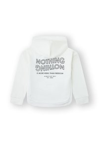 Sudadera blanca con capucha y texto negro en la parte de atrás que dice "NADA" en espejo, "es más rebelde que la libertad," y "Siempre a mi manera Est. 2003."