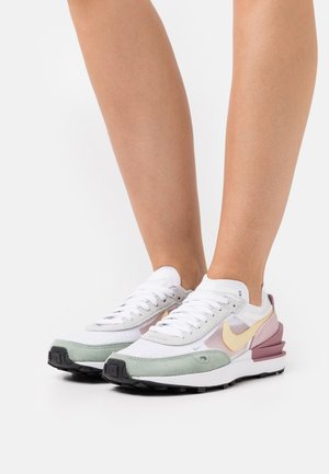 Zapatillas con parte superior de malla blanca y ante, con acentos en tonos pastel de verde, rosa y amarillo claro, y una suela de goma negra.