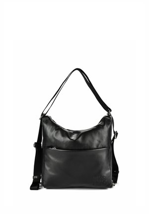 Bolso de hombro de cuero negro con correas ajustables y bolsillo delantero con cremallera, mostrado sobre un fondo blanco.