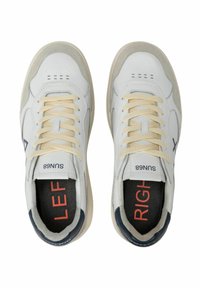 Sneaker in pelle bianca con lacci beige, dettagli in suede grigio e tallone a contrasto blu navy. Marcature interne per "SINISTRO" e "DEDESTRO".