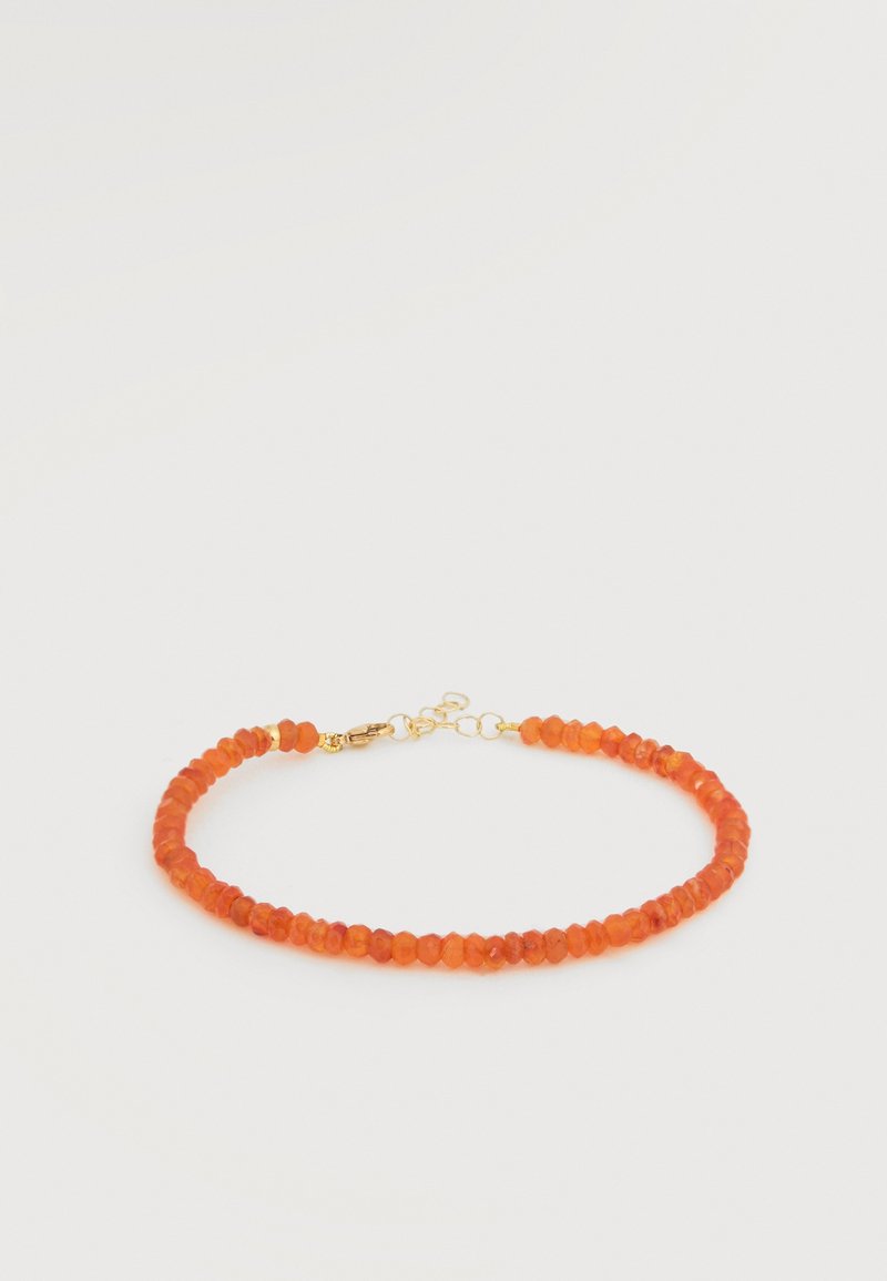 Λεπτό βραχιόλι με μικρές, γυαλιστερές πορτοκαλί χάντρες και χρυσό ρυθμιζόμενο κούμπωμα σε λευκό φόντο.