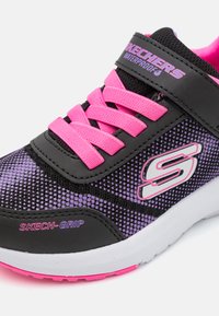 Skechers DYNAMIC TREAD - Zapatillas - black/hot pink