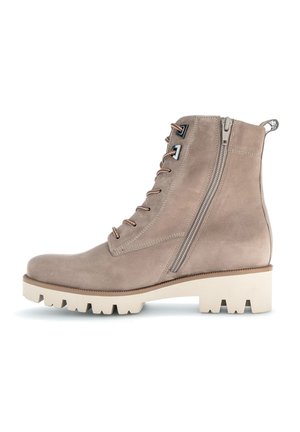 Bottine en suede beige avec une semelle blanche épaisse, des lacets à l'avant, une fermeture éclair sur le côté et un détail en boucle au niveau du talon. Design plat et texturé.