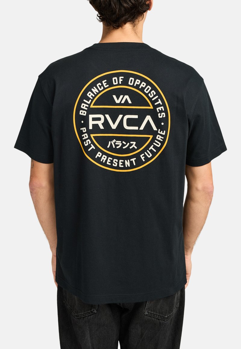 Schwarzes Baumwoll-T-Shirt mit einem kreisförmigen Grafikdesign auf der Rückseite, das den Text "RVCA" und "Balance of Opposites" in Weiß und Gelb zeigt.