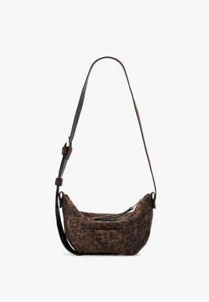 Leopardenmuster Schultertasche aus Wildleder mit einem Ledertragegurt, ausgestattet mit einem Reißverschluss und einer flachen Vordertasche für zusätzlichen Stauraum.