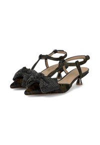 Tacchi slingback verde mimetico con punta affusolata, caratterizzati da un grande fiocco decorativo in perline nere e un tacco metallico basso.