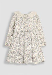 Blumenkleid mit langen Ärmeln, weißem Hintergrund, verstreuten roten, blauen und gelben Blumen, geplisster Rock und einem großen, runden Halsausschnitt mit Lochstickerei.