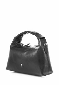 Czarna skórzana torebka z zakrzywionym uchwytem, zamknięciem na zamek błyskawiczny i małym srebrnym logo z przodu. Gładka faktura, prostokątny kształt.