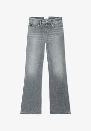 Jean en denim gris avec une jambe légèrement évasée, fermeture avant par bouton et fermeture éclair, et design cinq poches.