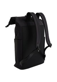 Juodas kuprinė su tinklinėmis šoninėmis dalimis, pasižyminti plačiais paminkštintais diržais, reguliuojamais sagtimis, tekstūruota medžiaga ir elegantišku stačiakampiu dizainu.