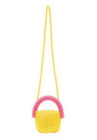 Borsa a tracolla gialla con manico in perline rosa, dalla forma circolare e superficie testurizzata, adatta per un uso casual.