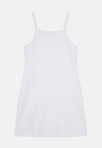 Robe blanche sans manches avec de fines bretelles, fabriquée à partir d'un tissu doux. Elle épouse la silhouette, présentant un design simple et épuré.