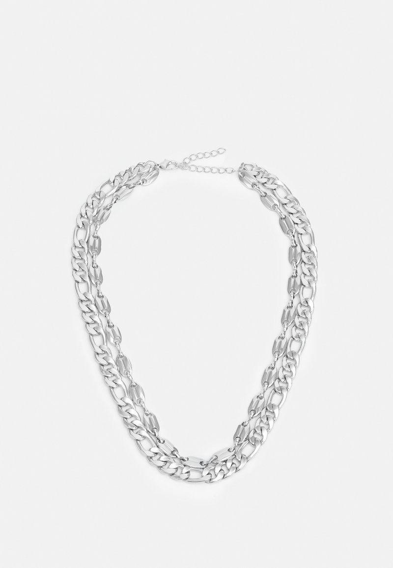 Collier chaîne double couche en argent avec des maillons plats et allongés entrelacés, fermoir réglable sur fond blanc.