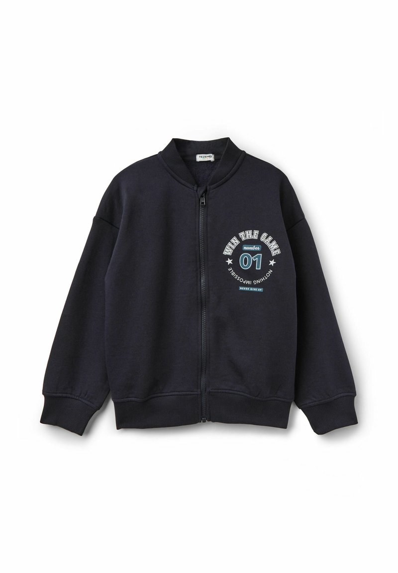 Marineblaues Zip-Jackett aus Baumwollmix, mit gerippten Bündchen und Saum, sowie einem Frontdruck, der den Text "WIN THE GAME" und die Nummer "01" enthält.