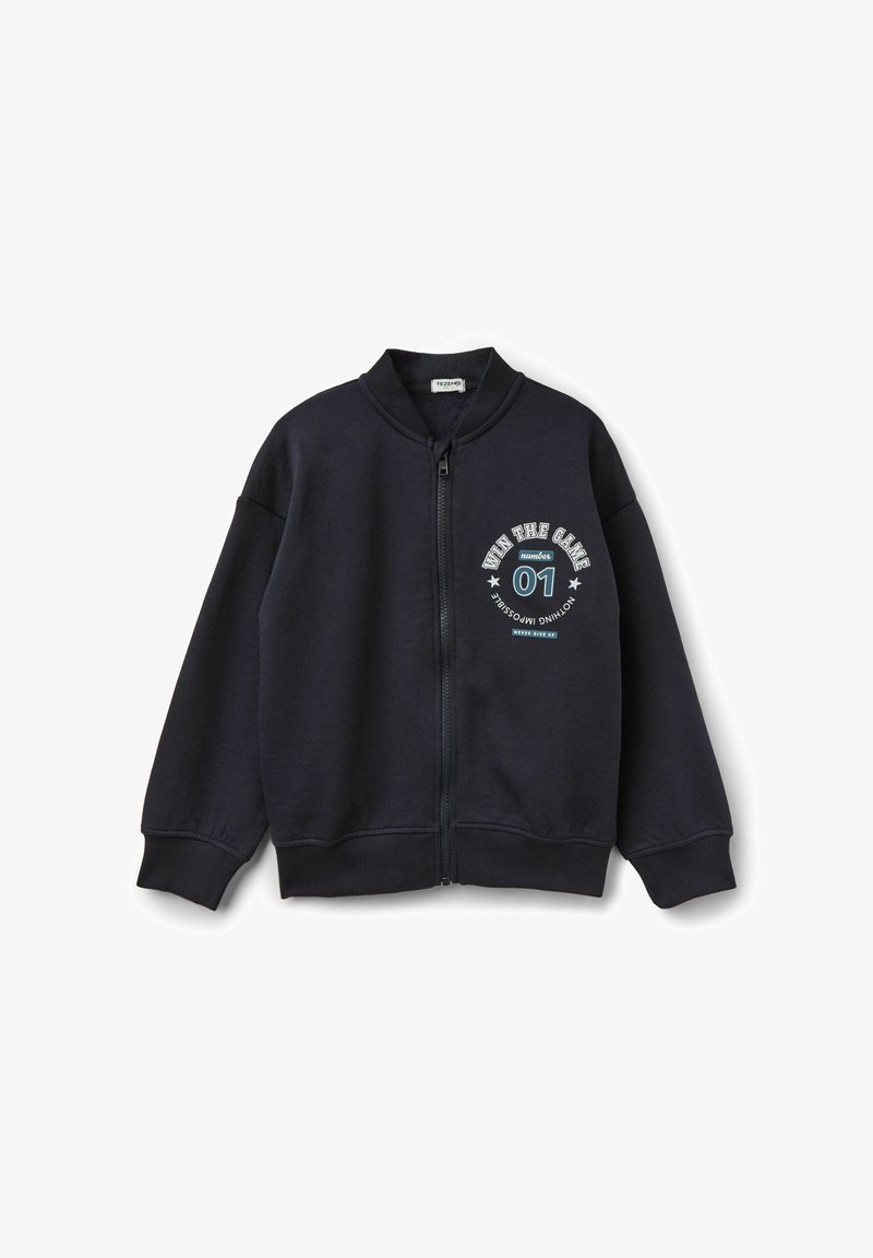 Giacca zip-up navy in misto cotone, con polsini e fondo a coste, caratterizzata da una grafica frontale che include il testo "VINCI IL GIOCO" e il "numero 01."