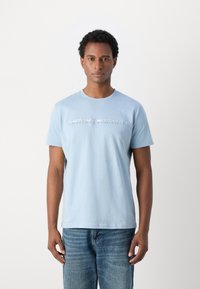 Lichtblauwe katoenen t-shirt met een ronde hals en korte mouwen, met het logo "ANTONY MORATO" in subtiele opdruk op de voorkant.