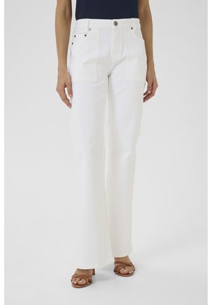 Pantaloni in denim bianco a gamba svasata con tasche frontali, dettagli di cucitura e vita alta. Il materiale in cotone misto offre una vestibilità strutturata e comfort.