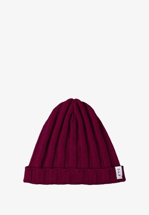 Bordeaux gebreide beanie met een geribbelde textuur, voorzien van een omgeslagen manchet en een klein wit label met "FTC" aan de zijkant.