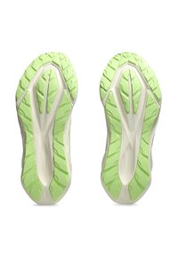 Suola di scarpa sportiva con una base bianca e battistrada in gomma verde testurizzata per aderenza, scanalature pronunciate e una forma aerodinamica.