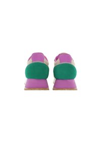 Paire de baskets violettes, vertes et beiges vues de dos, avec des semelles violettes épaisses et des patchs verts au talon.