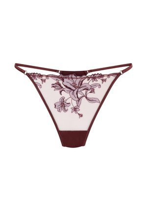 Transparante bordeauxrode kanten stringonderbroek met bloemrijke borduurwerk en dunne verstelbare taillebandriempjes op witte achtergrond.