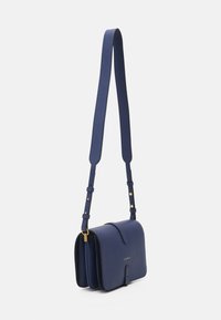 Borsa a tracolla in pelle blu navy con finitura testurizzata, dettagli in metallo dorato, tracolla regolabile e design a doppio scomparto.