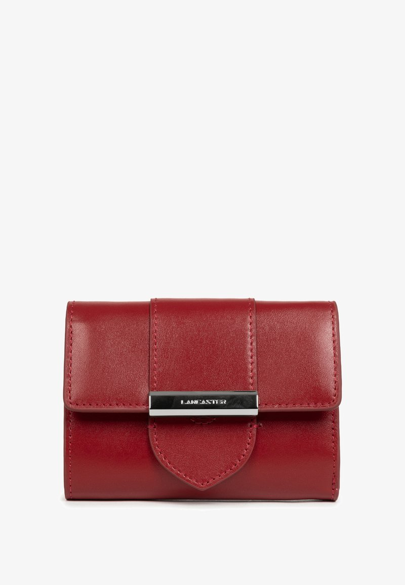Portefeuille en cuir rouge avec fermeture à rabat et barre en métal argenté gravée du logo "LANCASTER" au centre avant.