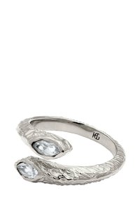 Silberner Ring mit einem strukturierten, verdrehten Design, das an den Enden zwei marquise-förmige klare Edelsteine und ein offenes Band aufweist.