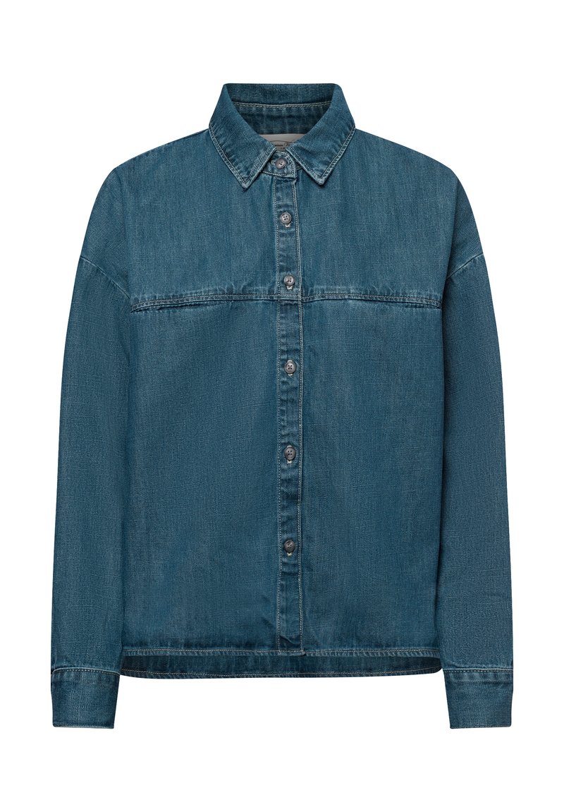 Chaqueta de mezclilla en un color azul medio, con cuello, botones frontales y mangas largas. Tejido texturizado con un aspecto ligeramente desgastado.
