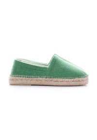 Espadrille verde de fieltro con suela de yute, que presenta una punta redondeada y sin cierres visibles. Parte superior texturizada con detalles de costura.