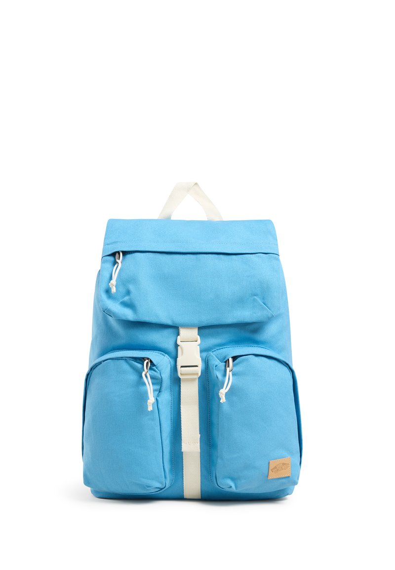 Mochila de tela azul con un compartimento superior espacioso, dos bolsillos frontales, correas blancas y una etiqueta de logo marrón en la base.
